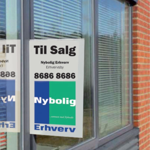 Udhængsskilt med teksten Til salg