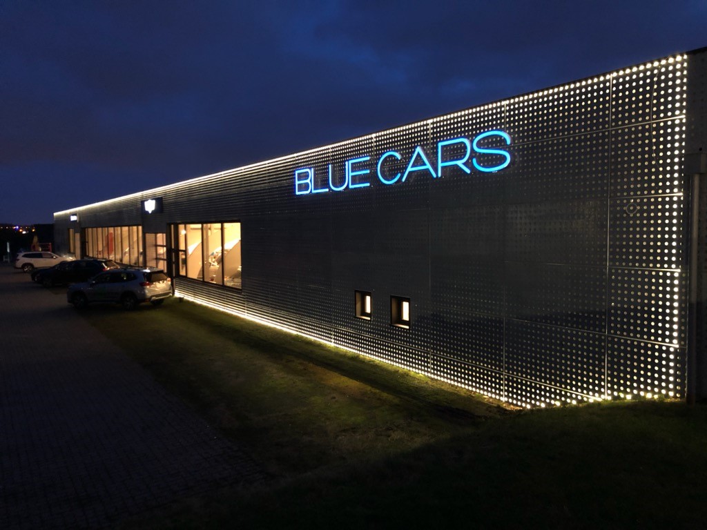Facadeskilt fra Skomø – butiksskilt med LED-lys monteret på facade.