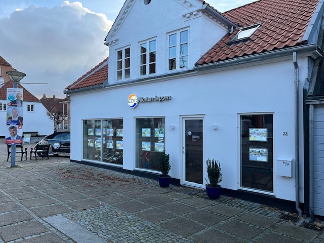 Facadeskilt til ejendomsmægler fra Skomø med oplyst EDC-logo og facadebogstaver.