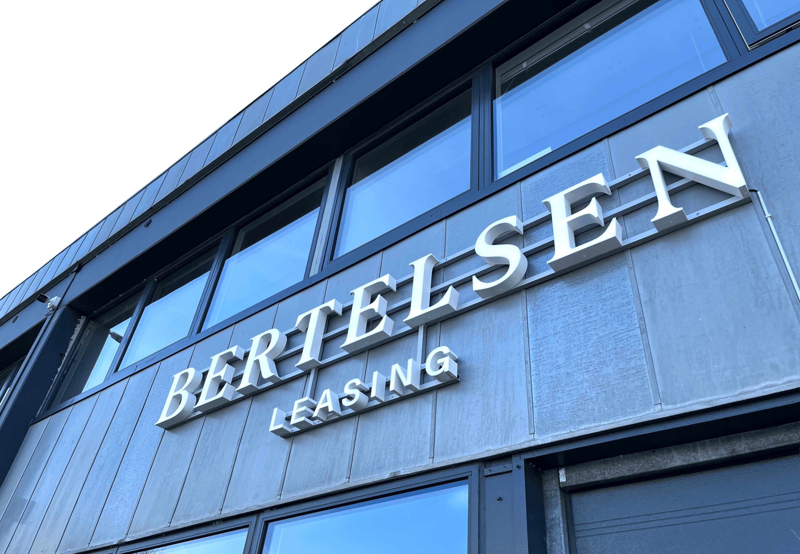 Facadeskilt med facadebogstaver fra Skomø på Bertelsen Leasing bygning i erhvervsområde.