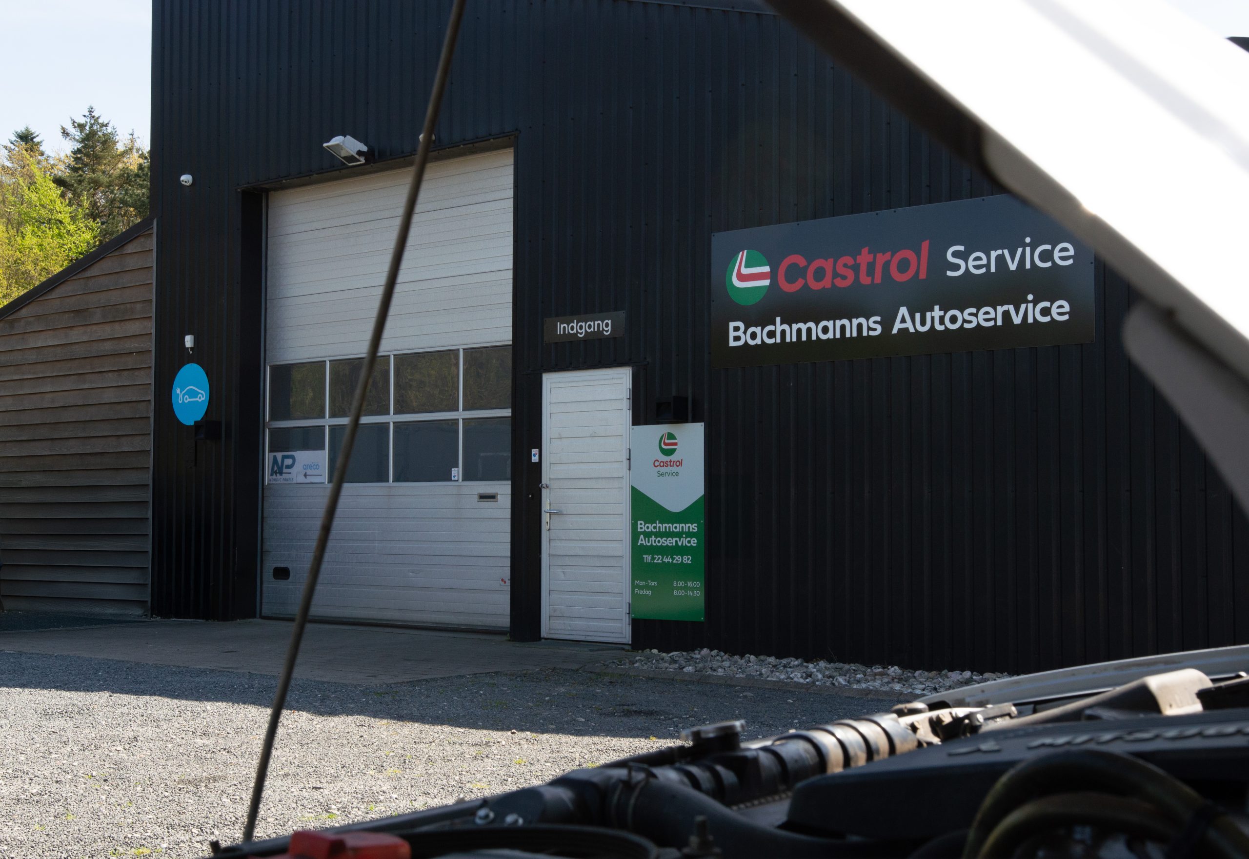 Facadeskilt med Castrol-branding på værkstedet – udført af Skomø.