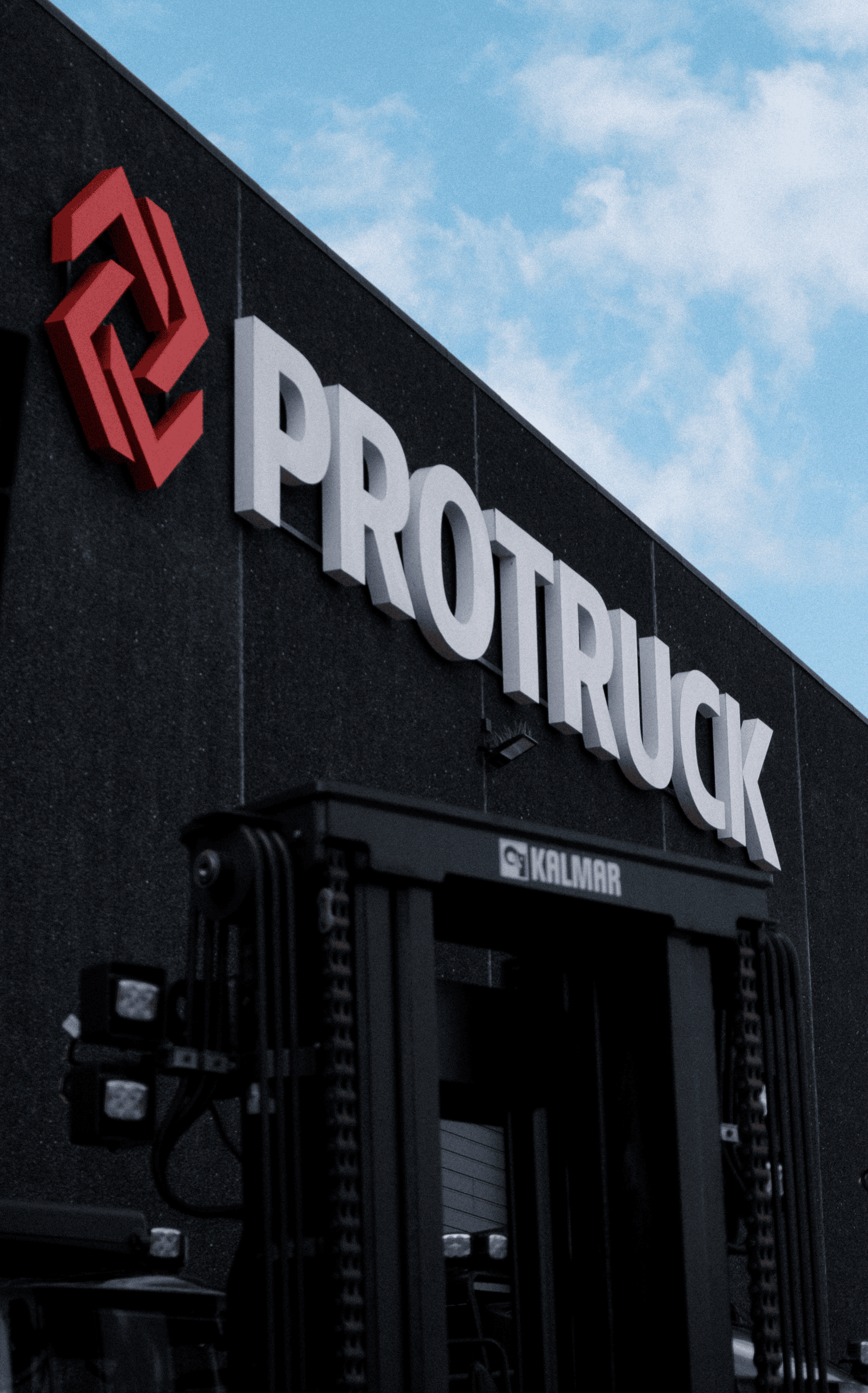 Facadeskilt med facadebogstaver fra Skomø på ProTruck bygning med logo og tydelig synlighed.