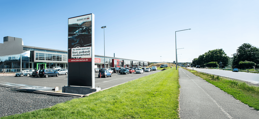 Pylonskilt fra Skomø ved Bilernes Hus – markant skilteløsning med tydelig branding.