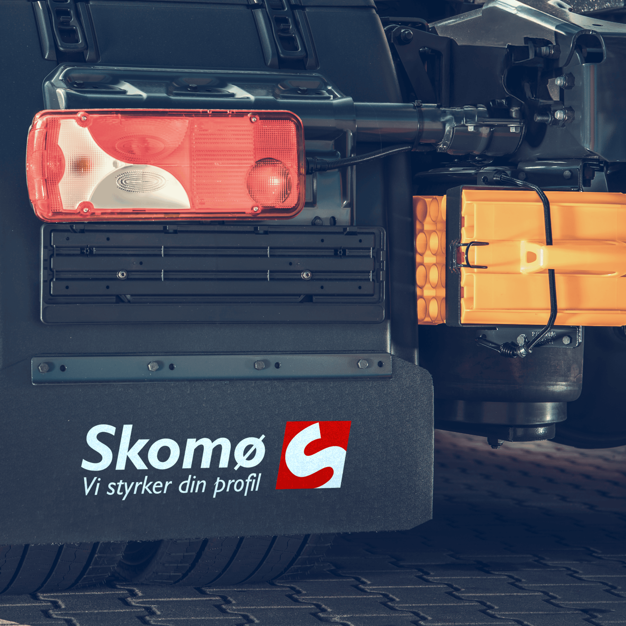 Skomø stænklap med firmalogo monteret på lastbil – branding i bevægelse.