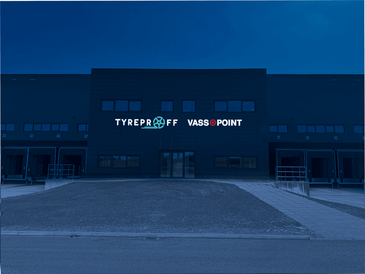 Lysskilte med logo for Tyreproff og Vass-point monteret på mørk facade – produceret af Skomø.