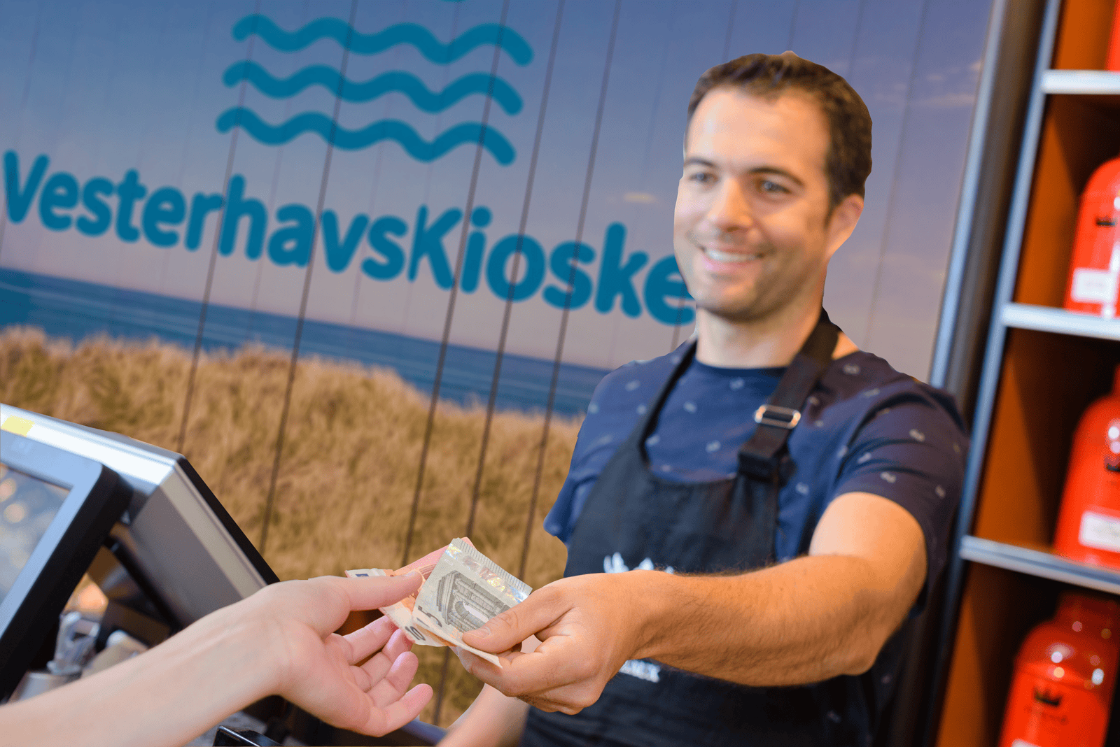 Tobaksskjuler med trykt forhæng i brug ved kasse – VesterhavsKiosken.