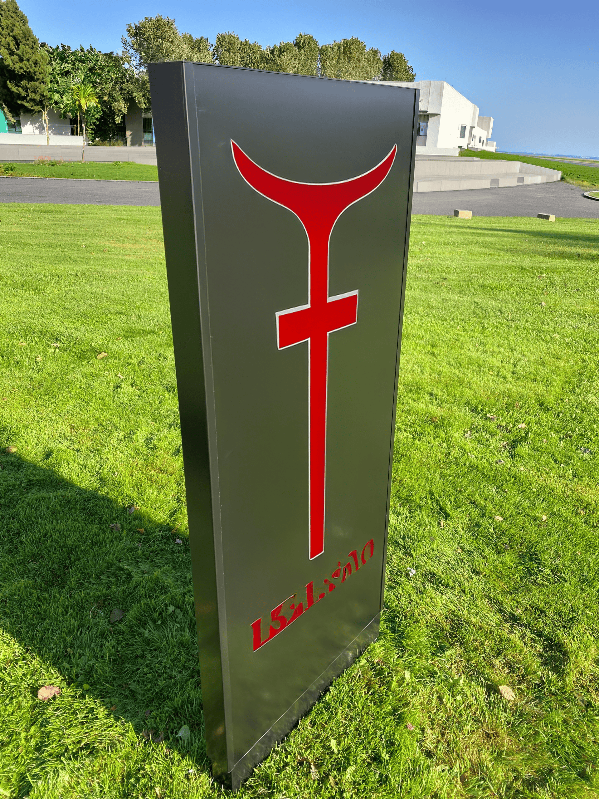 Pylon 90x300 cm uden lys fra Skomø med kundens eget design monteret