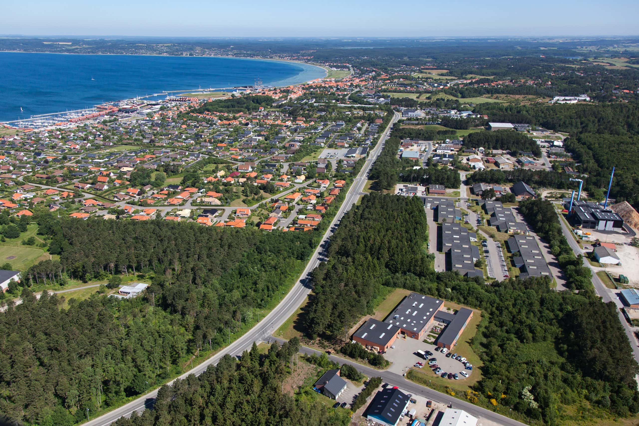 Luftfoto af Ebeltoft med Skomø A/S i forgrunden – beliggende i det grønne industrikvarter.